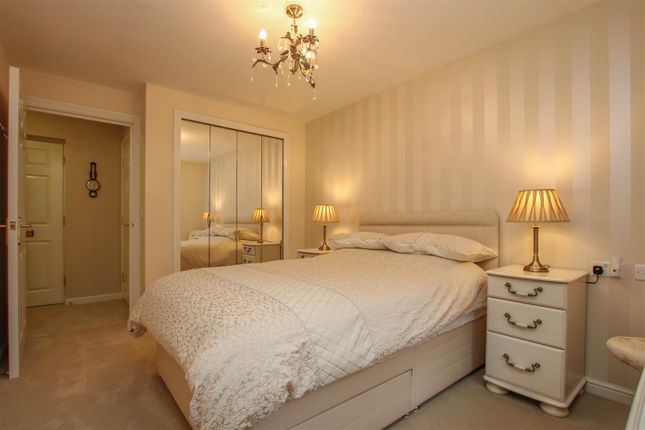 Flat for sale in Junction Road, Warley, Brentwood