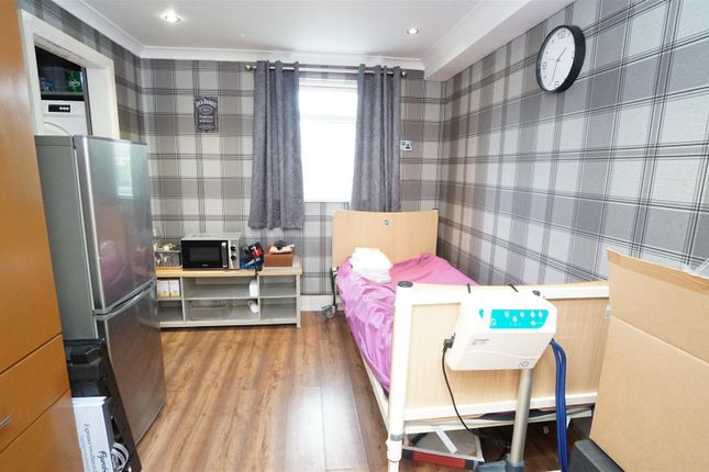 Flat 1, 1, Santa Monica Grove, Bradford photo 4