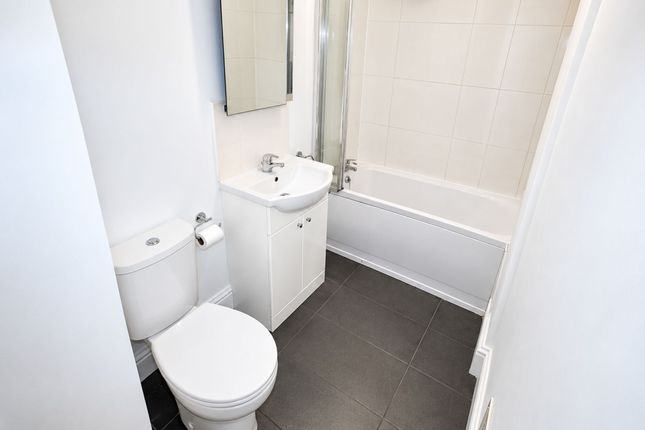 Flat D, 90 Manor Road, Guildford photo 4