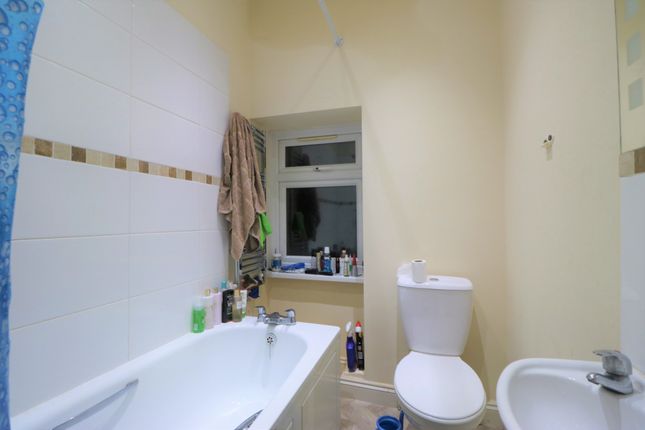 Flat for sale in Beaufort Gardens, Ilford, Essex