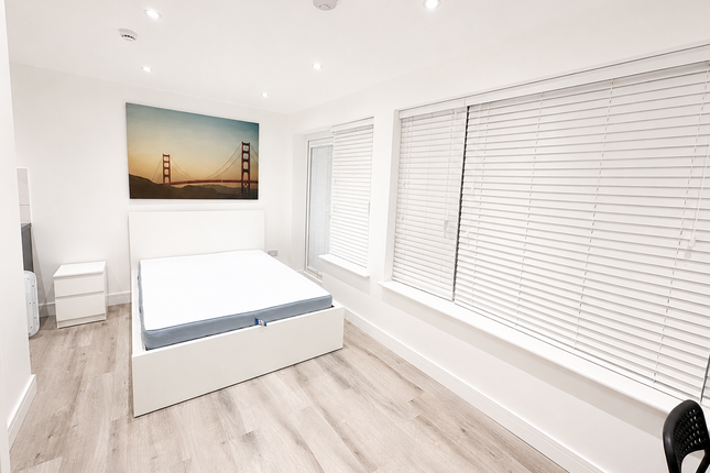 Studio flat on Room 3, Staines Road East, Sunbury-on-Thames, £875/mo