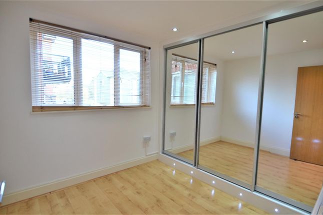 1 Tanyard House, Brentford Lock, Brentford photo 4
