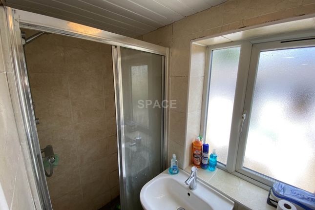 91, Donnington Gardens, Reading photo 5