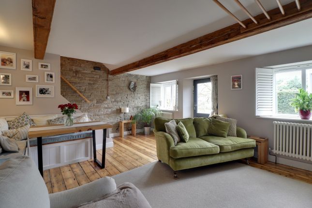 2-bed house on DOVE COTE, BURNLEE GREEN, HOLMFIRTH, £275,000