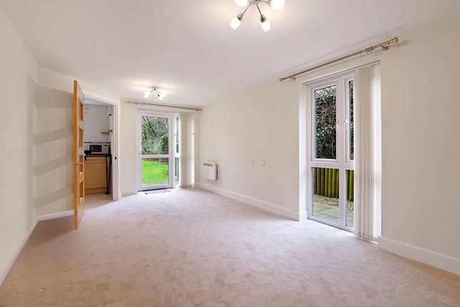 4 Eadhelm Court, Penlee Close, Edenbridge photo 2