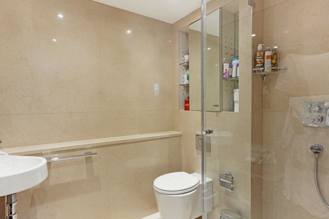 Flat for sale in Courtfield Gardens, London