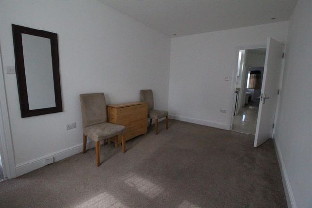 124b, Whitchurch Gardens, Edgware photo 5