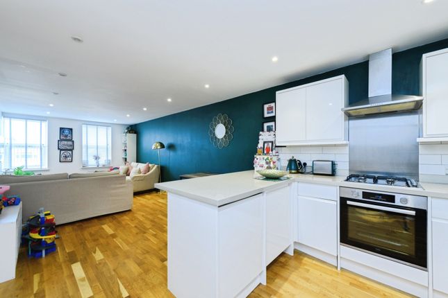 2-bed flat on Flat 6 514a,, London Road, Surrey, £325,000