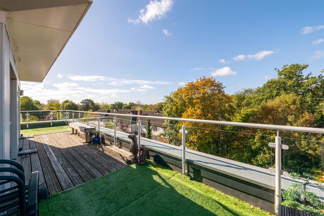 Flat 37,, 10 Sovereign Walk, Horley photo 4