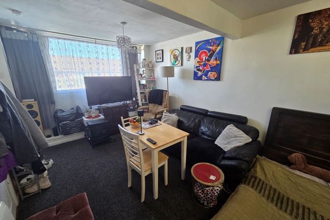 43, Tudor Court, Tipton photo 2