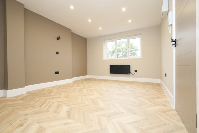 Long Elmes, Harrow Weald photo 2