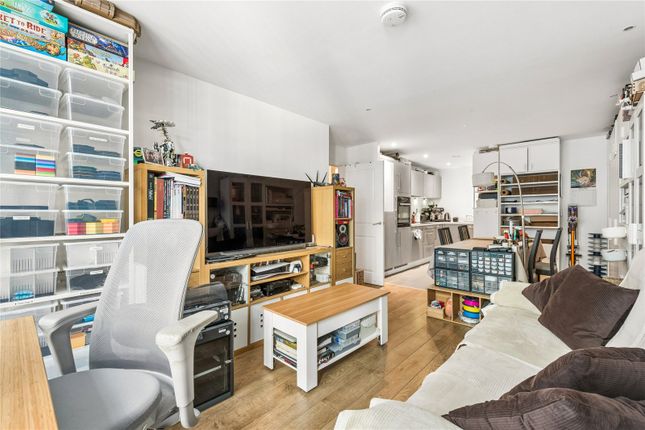 17, Kingfisher Heights, London photo 3