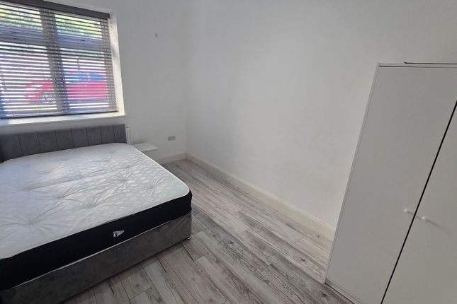 Flat 2, Woolfield House, Wash lane, Bury photo 3
