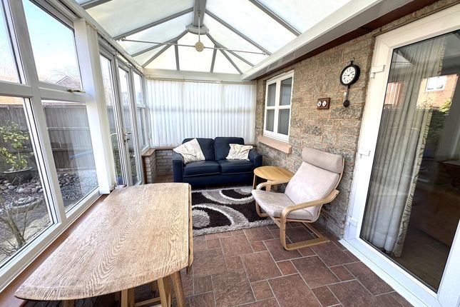 4, Arbury Garth, Nuneaton photo 3