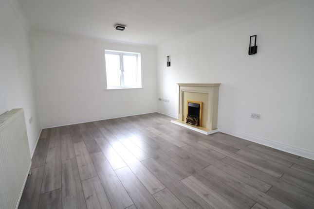 Flat to rent in The Dell, Southampton