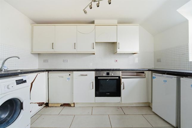 44, Tobermory Close, Slough photo 2