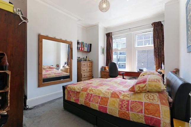 Maisonette for sale in Byegrove Road, Colliers Wood, London