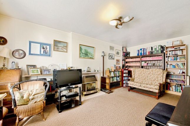 35 Gerrards Close, London photo 5