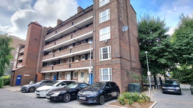 Flat to rent in Barton House, Bow Road