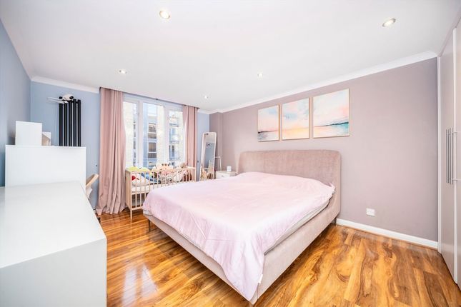Flat 34, Hermitage Court, Knighten Street, London photo 4
