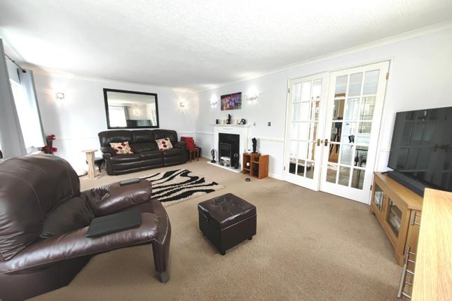 9 Oaklands Park, Langley Common Road, Wokingham photo 3