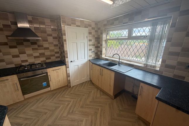 33, Stainecross Avenue, Huddersfield photo 2