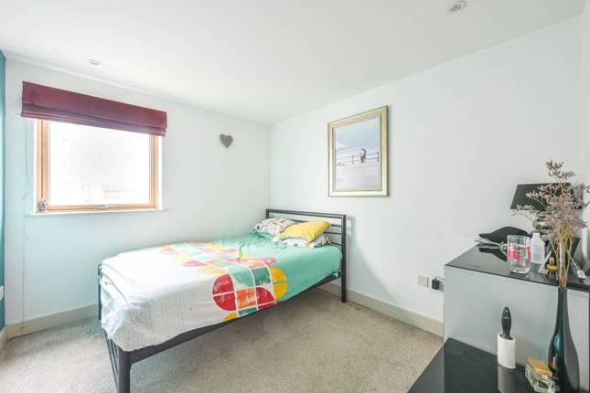 Thumbnail Flat for sale in Galaxy Building, Isle Of Dogs, London