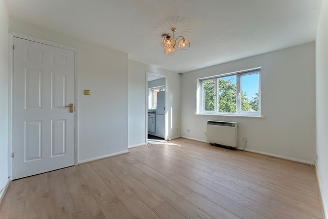 Flat 3, 2 Primrose Close, Hackbridge, Surrey photo 2