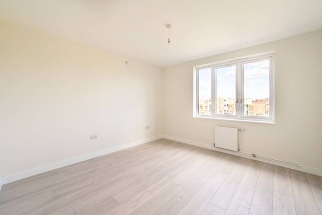 Flat to rent in Venice House, Mitcham
