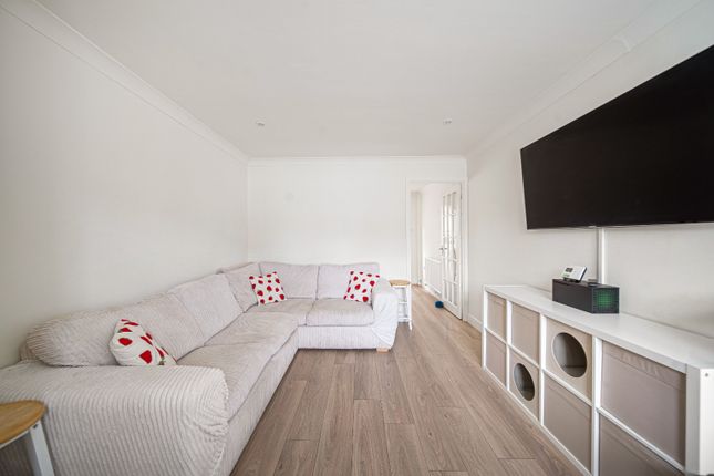 16 Nash Croft, Northfleet, Kent photo 3