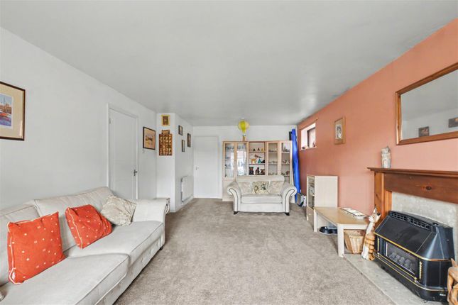 25, Roehampton Drive, Nottingham photo 2