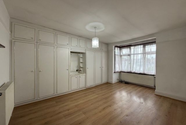 27, The Highlands, Edgware photo 5