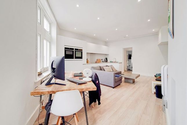 Flat for sale in Bedford Hill, London