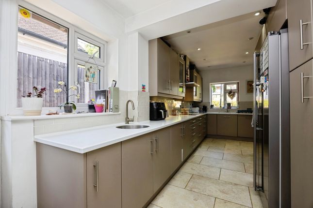 29, Oak Tree Road, Godalming photo 3