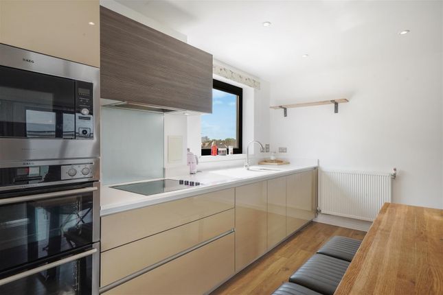 74, Williams Way, Wembley photo 3