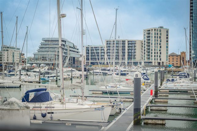 Town house to rent in Moorhead Court, Channel Way, Ocean Village, Southampton