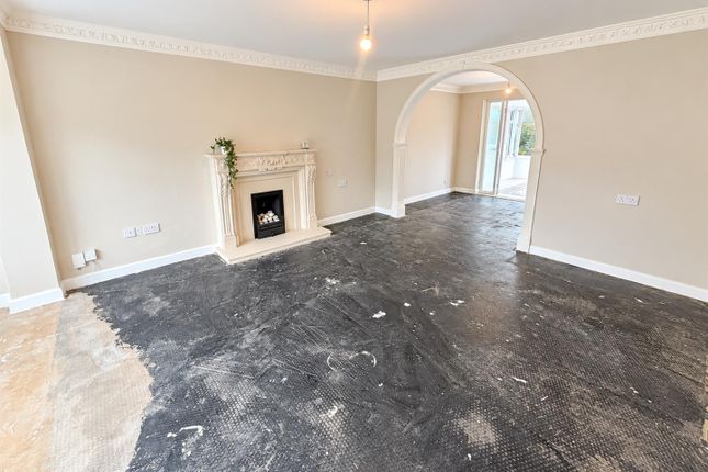 16, Amberwood, Oldham photo 3