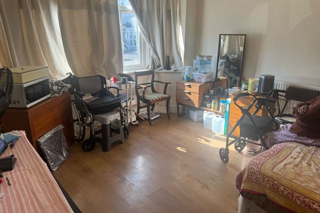 163 Bulstrode Avenue, Hounslow photo 2