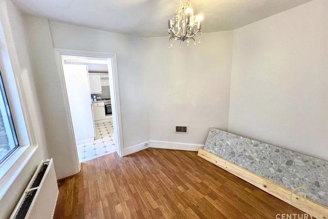 93, Maswell Park Crescent, HOUNSLOW photo 4