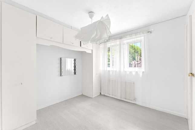 5, Exeter Close, London photo 4