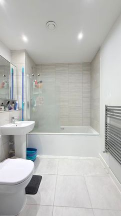 Flat 34, Carpenter House, Hayes photo 4