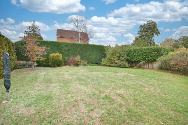 Burwood Close, Surrey photo 3