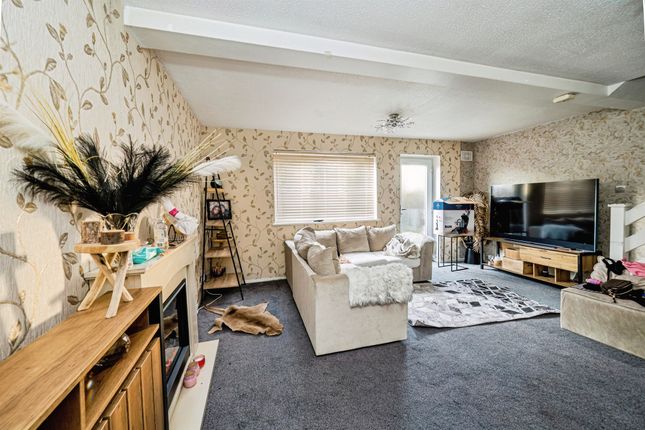 390, Rochfords Gardens, Slough photo 3