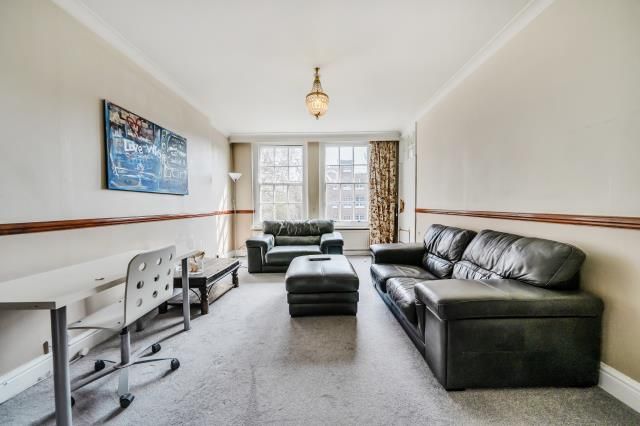 3-bed flat on Flat 35 Circus Lodge, Circus Road, London, £4,000/mo