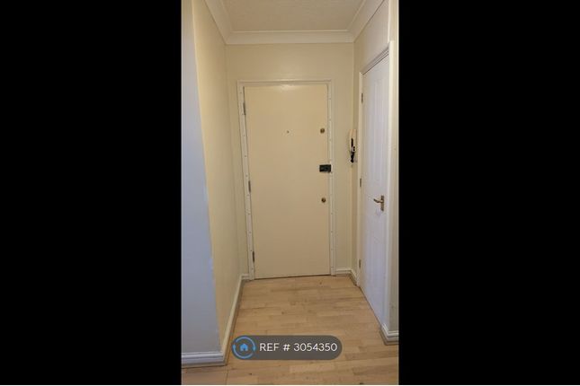 Flat, Durell House Wolfe Crescent, London photo 4