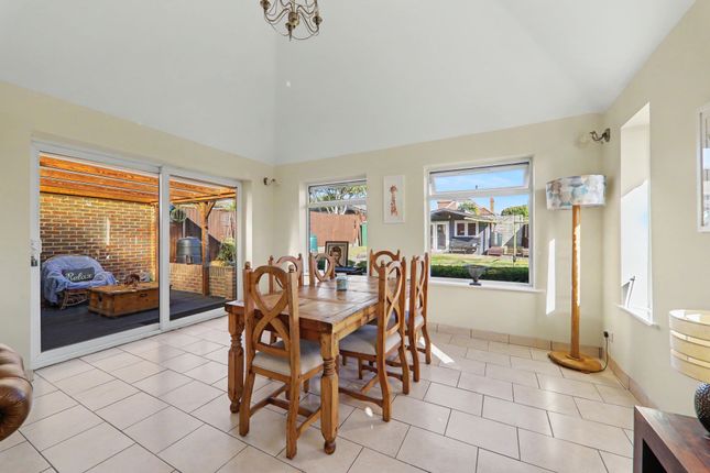 74, Chute Avenue, Worthing photo 4