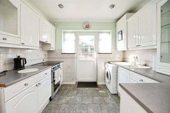 8, Renown Close, Romford photo 4