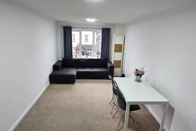 Flat 5, Mayfield Court, 6 Egmont Road, Sutton photo 3