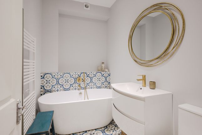 Flat A, 46, Home Park Road, London photo 3