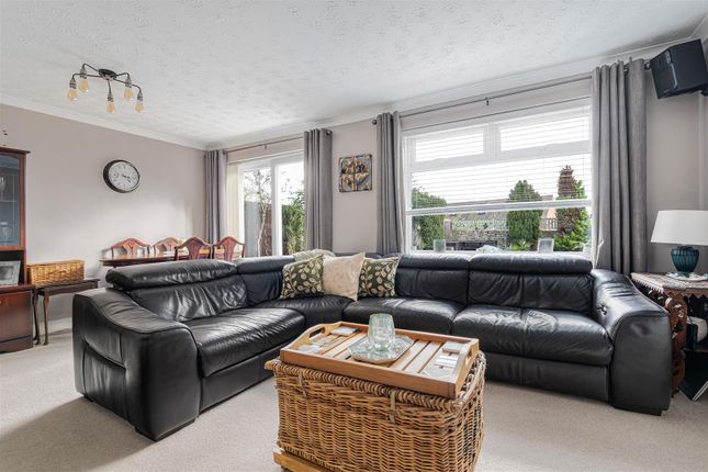 5, Forge Close, Bicester photo 3